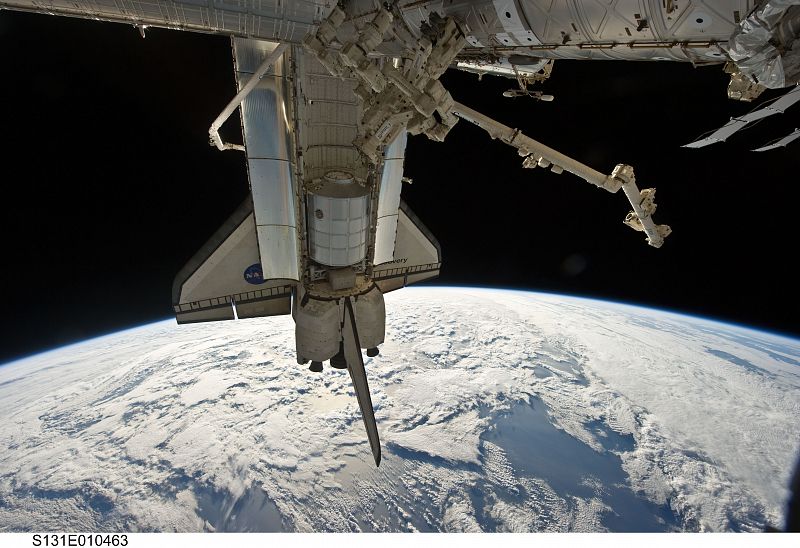 El módulo propósito Leonardo de la Agencia Espacial Europea listo para volver a tierra en la bodega del Discovery al final de la misión STS-131. Estos módulos se utilizan para llevar y traer suministros y provisiones a la Estación