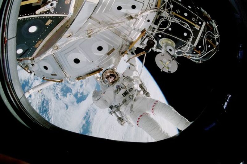  Michael Lopez-Alegria trabaja en el exterior de la ISS durante la misión STS-92, en octubre de 2000, para dejarla lista para la llegada de sus primeros ocupantes