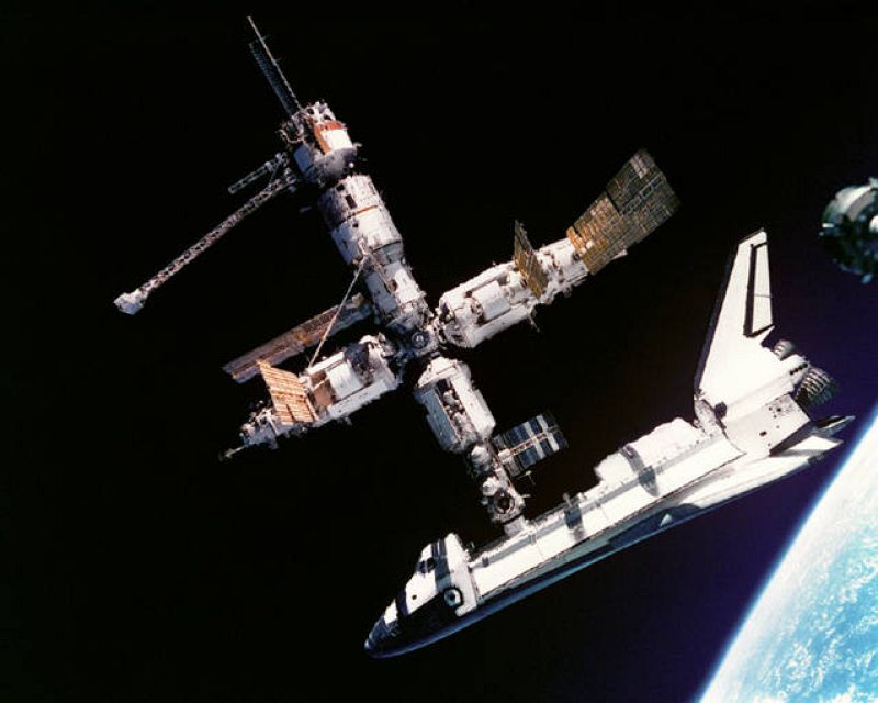  Atlantis atracado en la Mir el 4 de julio de 1995 durante el programa Shuttle-Mir, en la misión STS-71