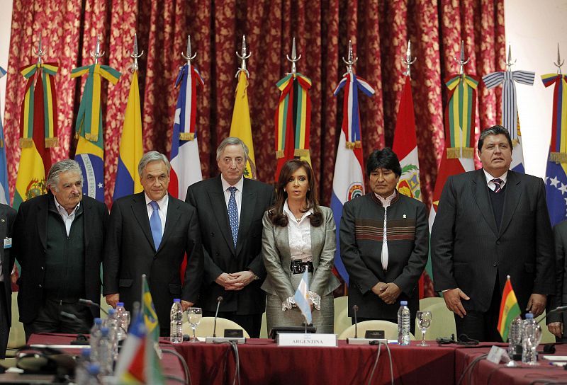 Néstor Kirchner era presidente de UNASUR y presidió la última reunión del grupo el uno de octubre de 2010
