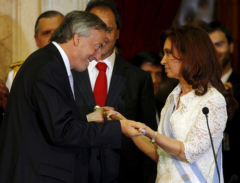 Foto de archivo (10/12/07, en Buenos Aires, Argentina) del ex presidente de Argentina Néstor Kirchner, mientras le entrega el bastón presidencial a su esposa, la presidenta Cristina Fernández