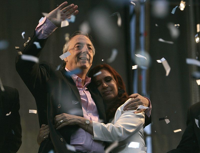 Néstor Kirchner era el gran apoyo de su mujer, la presidenta del país, Cristina Fernández. Aquí, los dos tras un mítin el 25 de octubre de 2007