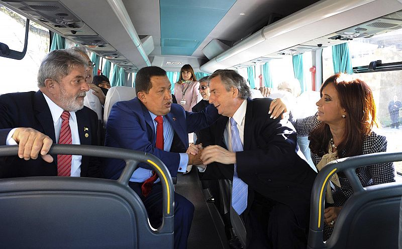 Lula, Chávez, Kirchner y Fernández yendo en autobús a la reunión de Unasur que se celebró en Campana (Argentina) el 4 de mayo de 2010