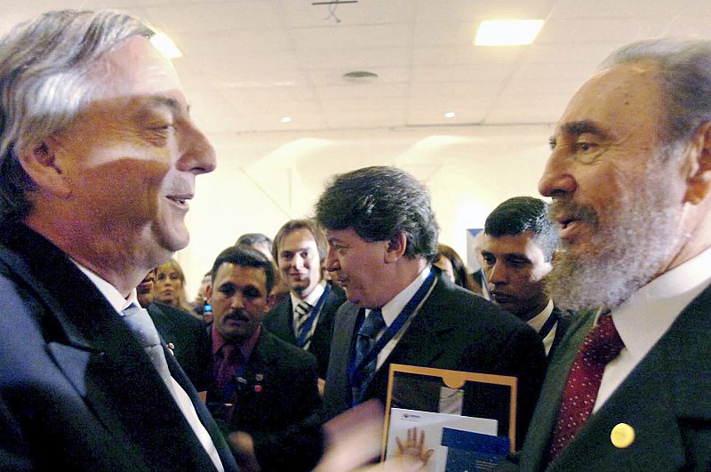 Kirchner saluda a Fidel Castro el 21 de junio de 2006 en Córdoba, Argentina, durante una reunión de Mercosur