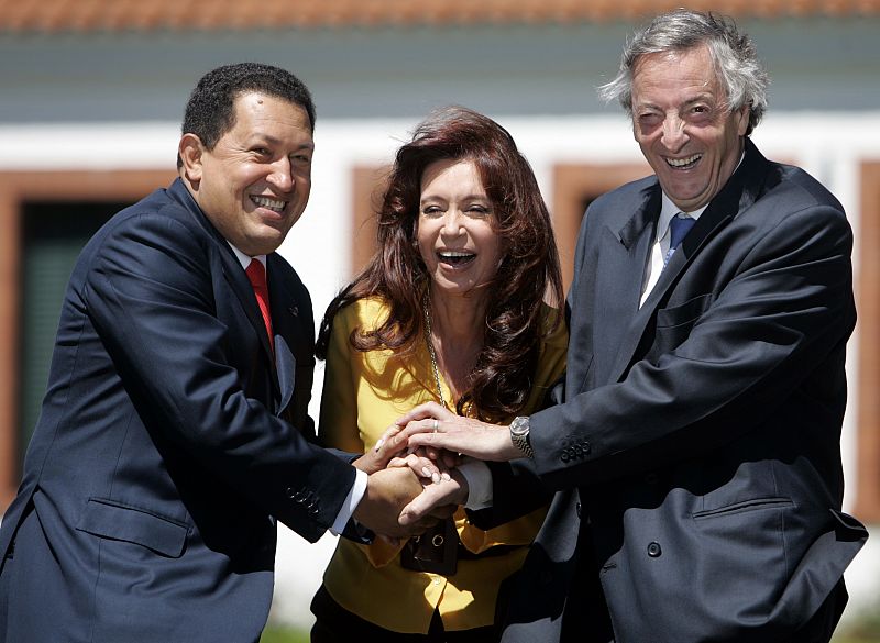 El matrimonio Kirchner tenía una muy buena relación con Hugo Chávez, presidente de Venezuela, tal y como se recoge en esta imagen de archivo. (09/03/2007)