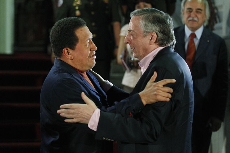 Hugo Chávez recibe a Néstor Kirchner este pasado agosto en el Palacio de Miraflores de Caracas (Venezuela)