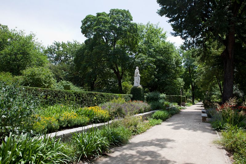 También paseamos por el Paseo de las Estatuas, y admiramos las figurasde botánicos ilustres, ensalzadas por jardines ingleses en los quepredominan las plantas herbáceas con flor y se colocan haciendocombinaciones de color.