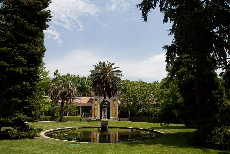 Este estanque frente al Pabell&oacute;n Villanueva acoge carpas y patos. Los peces no son originales del jard&iacute;n, los han ido abandonado los visitantes. Tambi&eacute;n echan monedas.