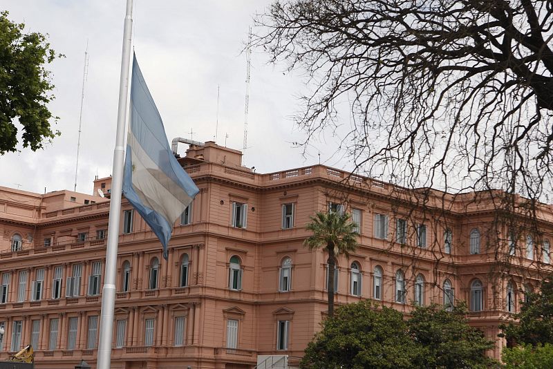 La bandera de Argentina, a media asta en la Casa Rosada por la muerte de Néstor Kirchner