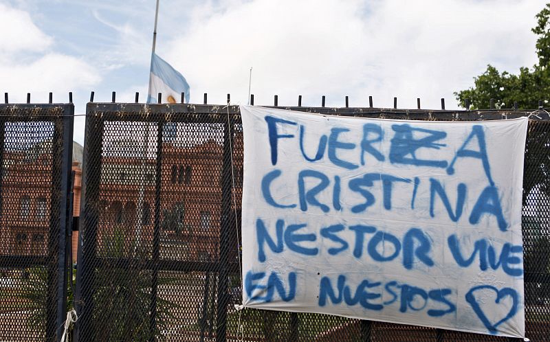 Pancarta en apoyo a la presidenta de Argentina, Cristina Fernández, viuda de Néstor Kirchner