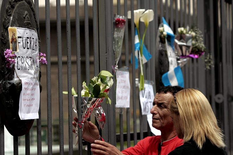 Los argentinos se han acercado a la Casa Rosada para rendir homenaje a Néstor Kirchner