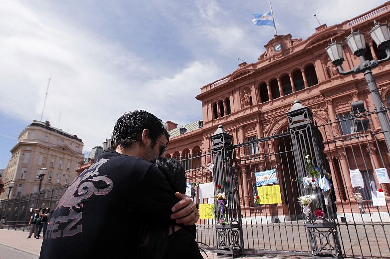 Una pareja se abraza en el exterior de la Casa Rosada de Buenos Aires tras conocer la muerte de Kirchner