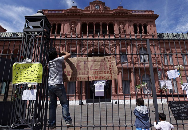 La verja de la Casa Rosada se ha convertido en el lugar de homenaje del pueblo argentino a Kirchner