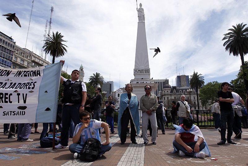 Los argentinos se han concentrado en la Plaza de Mayo tras conocer la muerte de Kirchner