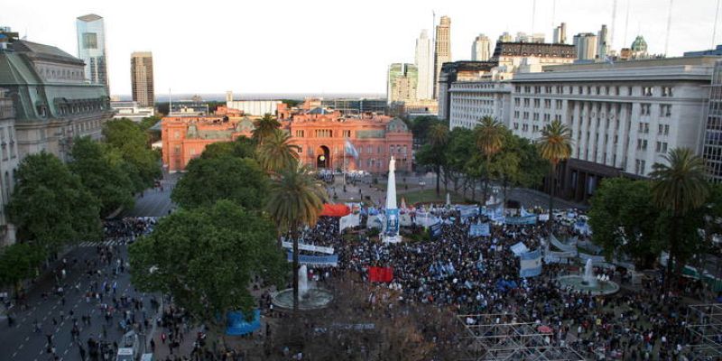 KIRCHNER, PRIMER EX MANDATARIO VELADO FUERA DEL PALACIO DEL CONGRESO