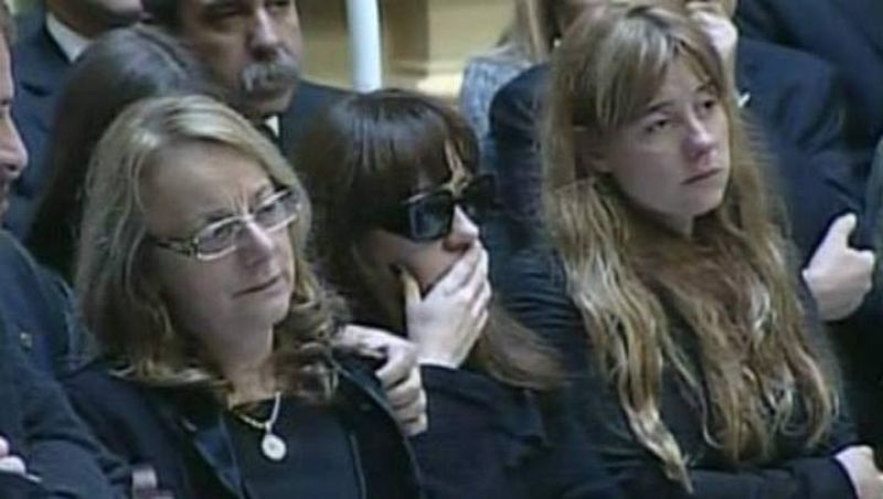 La hermana del fallecido mandatario, Alicia Kirchner, y su hija junto al féretro en la capilla ardiente