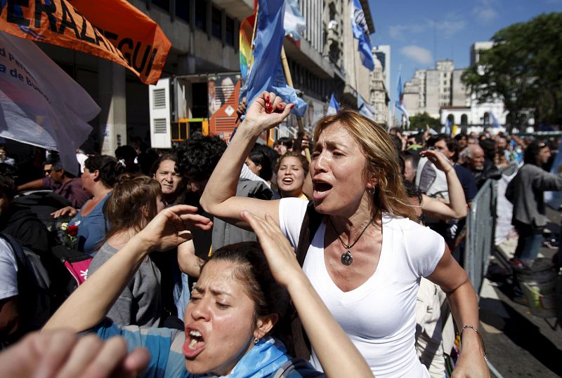 Un grupo de personas despide a Kirchner desde la Plaza de Mayo, frente de la Casa Rosada en Buenos Aires.