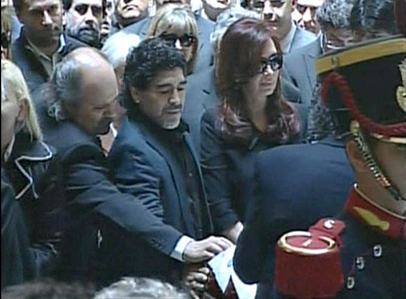 Maradona se ha acercado a la capilla ardiente y ha acompañado a Cristina Fernández durante algunos minutos.