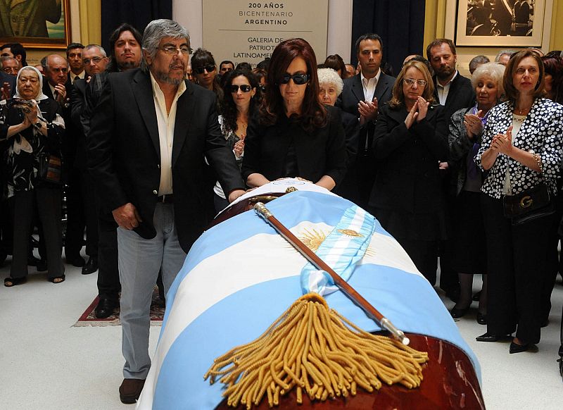 La presidenta de Argentina y el líder sindical Hugo Moyano despiden al ex presidente Néstor Kirchner en la Casa Rosada en Buenos Aires (Argentina).