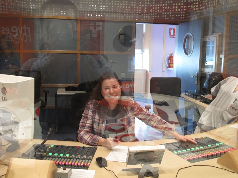 Los compañeros de Radio Nacional de España se pusieron al servicio de RTVE.es para poder hacer este encuentro digital. En la imagen, la cabina de control del Estudio 201 de la Casa de la Radio.