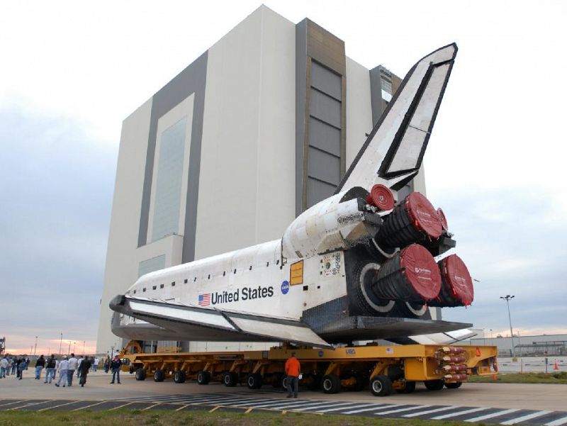 Muchos empleados de la NASA y sus familias acompañaron al Discovery en su último viaje al Vehicle Assembly Building, el edificio en el que se unen los transbordadores con su depósito de combustible y los propulsores cohete