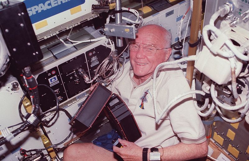 John Glenn no fue a hacer turismo espacial durante la misión STS-95, sino que participó en los trabajos de a bordo como el que más. En esta foto en concreto realiza un experimento a bordo del Spacehab, un módulo laboratorio que viajó varias veces al