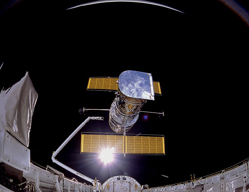 El telescopio espacial Hubble es liberado en órbita durante la misión STS-31