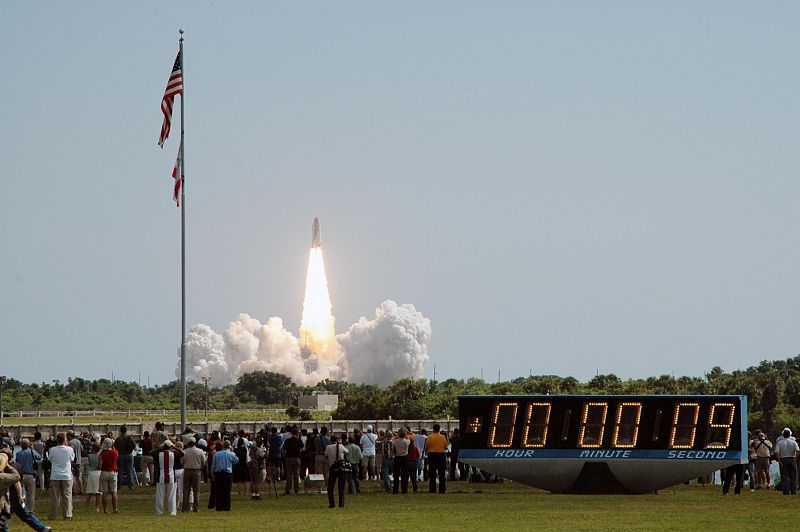 Lanzamiento del Discovery en la misión STS-114, la primera tras el desastre del Columbia