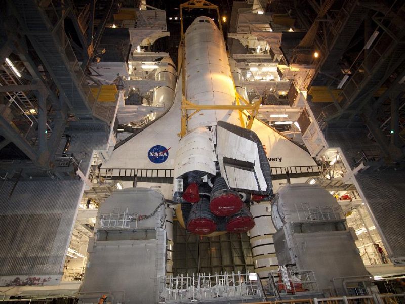 El Discovery en el Vehicle Assembly Building durante el ensamblado para su última misión