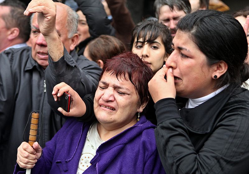 Varias personas se congregan para despedir el cortejo fúnebre con los restos del ex mandatario Néstor Kirchner