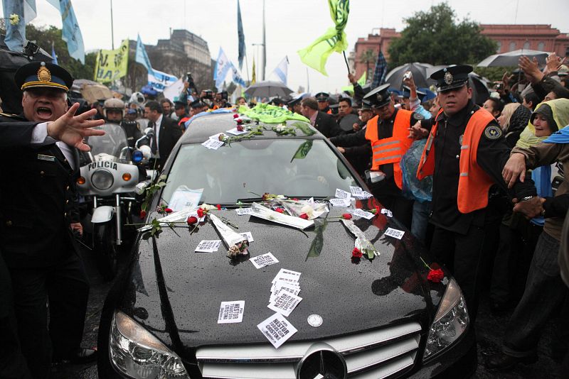 Miles de personas se congregan para despedir el cortejo fúnebre con los restos del ex mandatario Néstor Kirchner