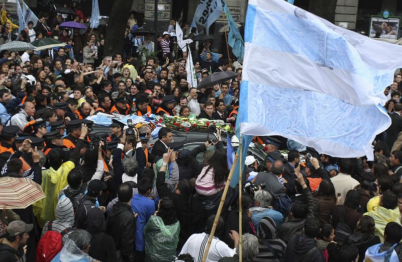 Una multitud se agolpa al paso del cortejo fúnebre de Néstor Kirchner