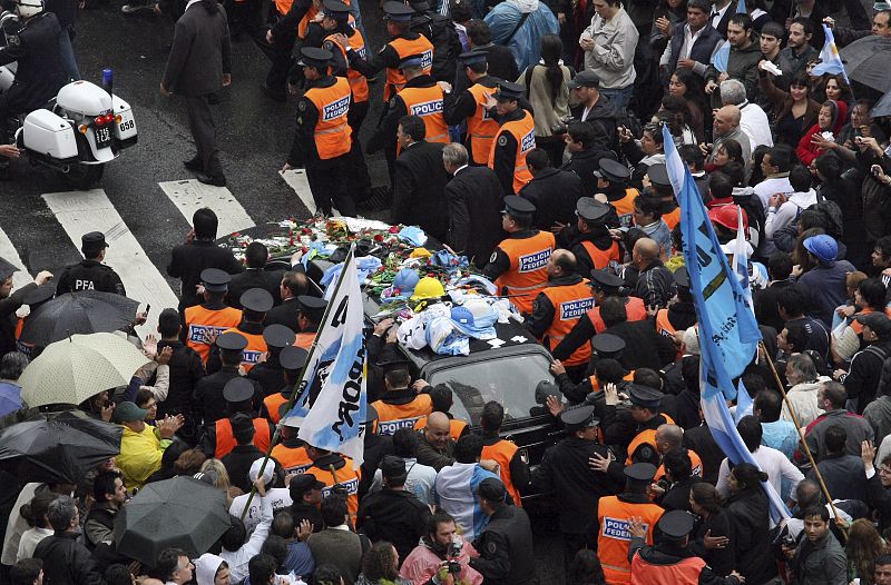 Agentes de seguridad escoltan el coche con los restos mortales de Néstor Kirchner