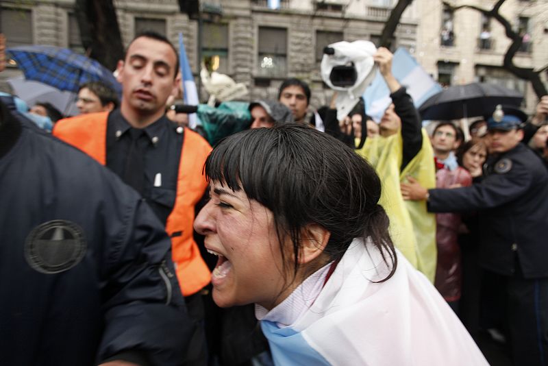 Una seguidora de Néstor Kirchner llora su pérdida al paso del cortejo fúnebre con sus restos