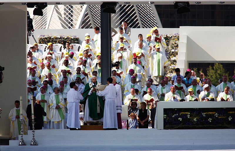 Benedicto XVI viaja por primera vez a España, el 8 y 9 de julio de 2006 .