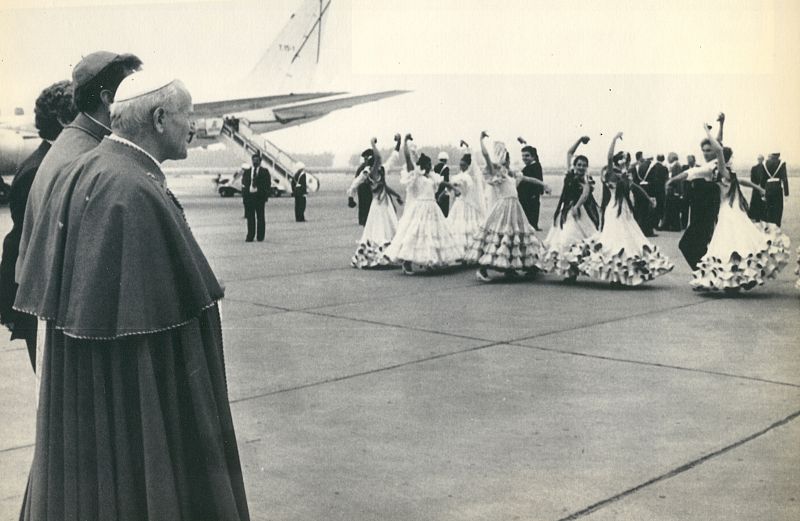 Juan Pablo II es recibido en el aeropuerto de Sevilla