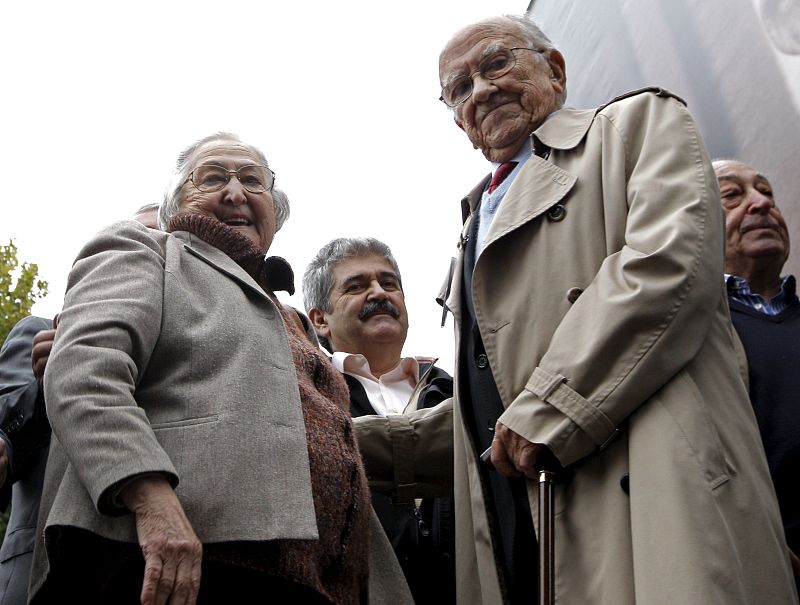 CIENTOS DE PERSONAS HOMENAJEAN EN LA PUERTA DE ALCALÁ AL FUNDADOR DE CCOO