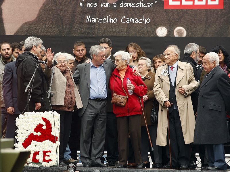 CIENTOS DE PERSONAS HOMENAJEAN EN LA PUERTA DE ALCALÁ AL FUNDADOR DE CCOO