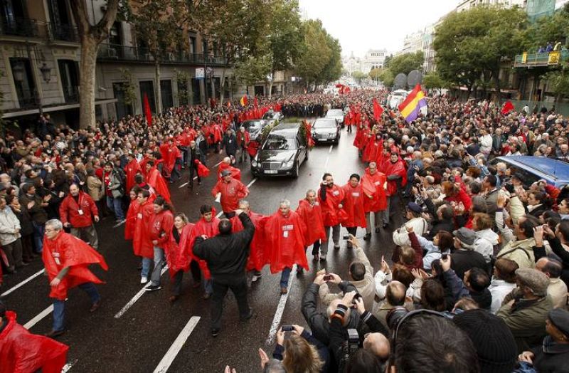 CIENTOS DE PERSONAS HOMENAJEAN EN LA PUERTA DE ALCALÁ AL FUNDADOR DE CCOO