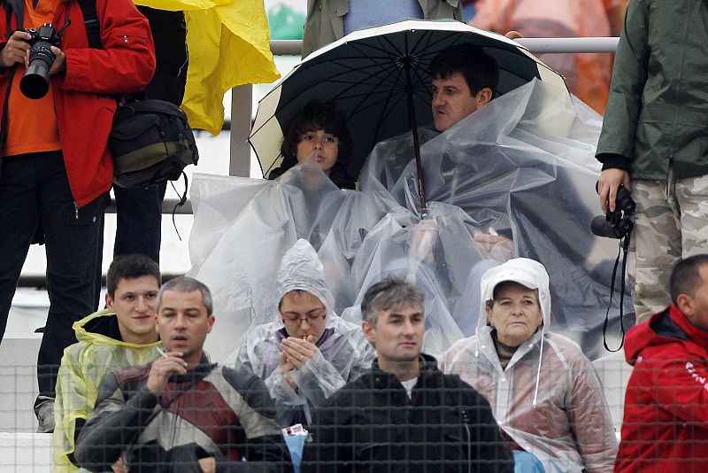 Los aficionados han aguantado hasta que se han suspendido los entrenamientos
