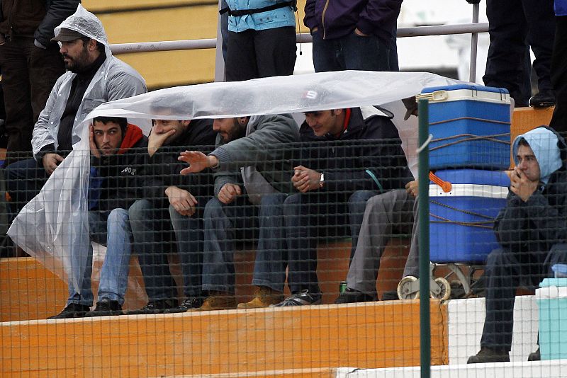 El público ha tenido que ingeniárselas para resguardarse del aguacero