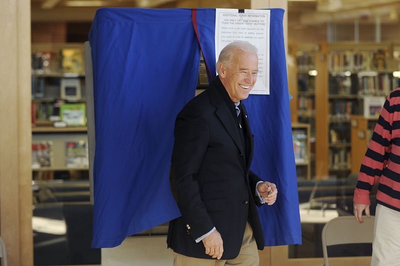 El vicepresidente estadounidense, Joe Biden, sonríe después de votar en un colegio electoral de Wilmington.