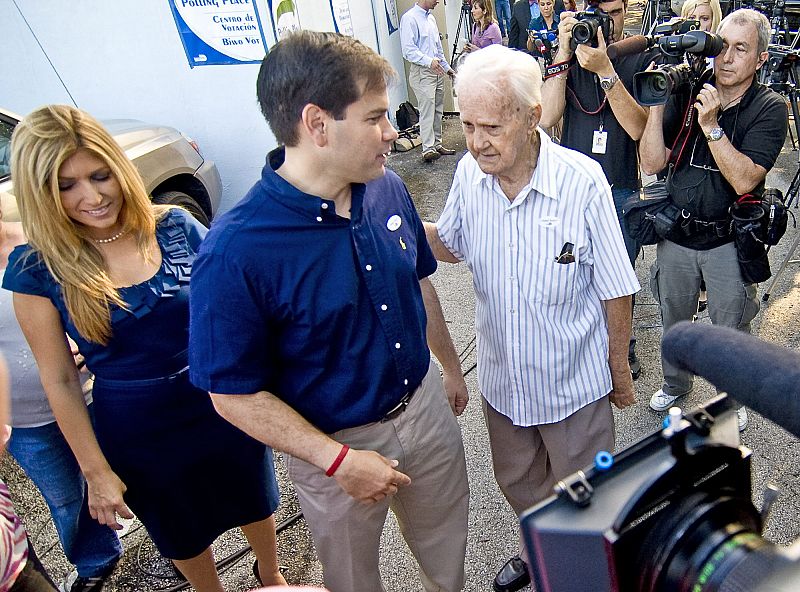 Este hombre, el republicano Marco Rubio, es el favorito para ganar el escaño para el Senado Federal por Florida. Esta mañana ha acudido a votar junto a su esposa Jeanette Rubio a un colegio electoral de Miami.