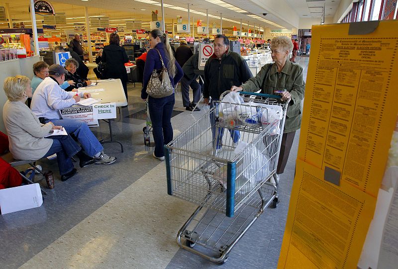 Las elecciones se han colado hasta tal punto en la vida cotidiana de EE.UU. que los norteamericanos pueden votar a la vez que hacen la compra como vemos en el supermercado 'Big Y' de Worcester, en Massachussetts.