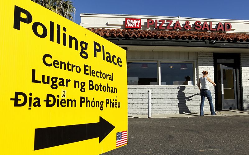 Y no sólo en supermercados, los estadounidenses pueden votar hasta en pizzerías como esta de Encinitas, en California.