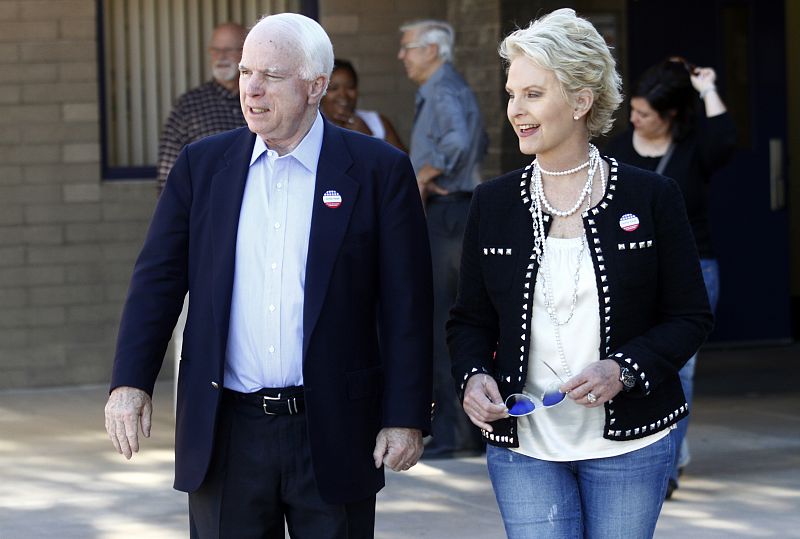 El senador republicano John McCain ha acudido a votar junto su mujer en Phoenix, Arizona.