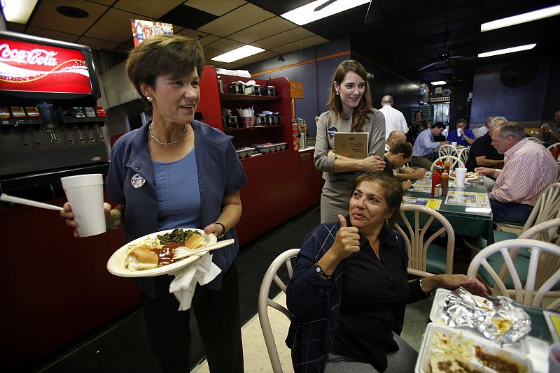 La candidata demócrata a gobernador de Florida ha comido junto a algunos simpatizantes en una hamburguesería de Tampa, después de votar.