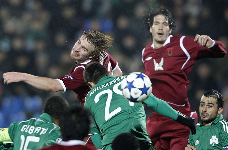 Kornilenko Y Cesar Navas pelean un balón con Katsouranis.