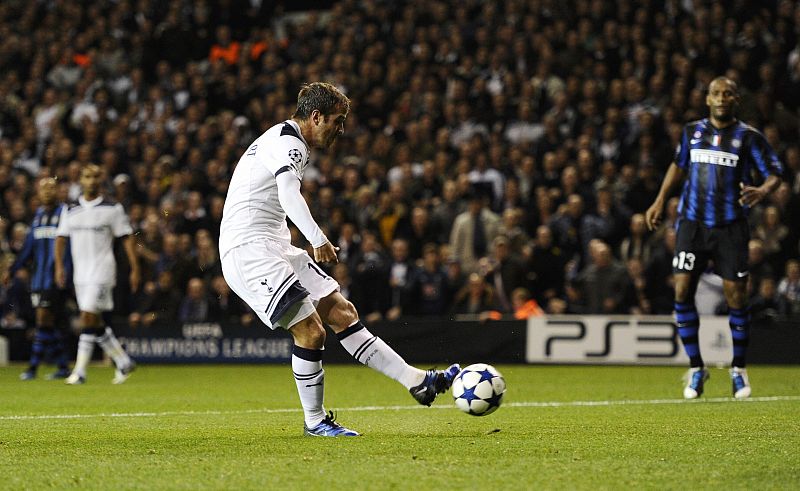 Van der Vaart marca el primer gol de su equipo ante el Inter.