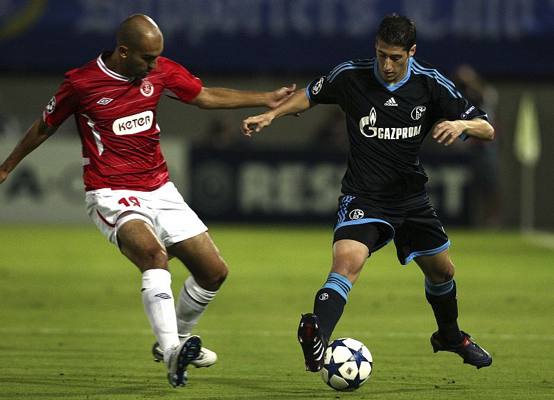 El defensa español del Schalke 04, Sergio Escudero, pelea por el control del balón con el jugador del Hapoel Tel Aviv, Eran Zahavi.